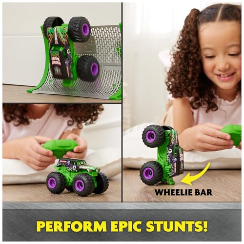 Monster Jam Official Grave Digger RC Truck with Ramp, 1:64 Scale