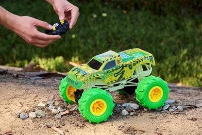Hot Wheels Monster Trucks RC Toy, Remote-Control 1:15 Scale Gunkster, Glows in The Dark & has Terrain Action Tires with Off-Roading Capability